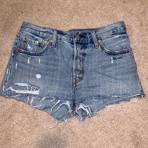 LEVI’S 501 ripped shorts